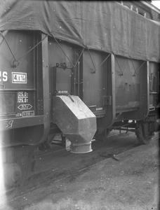 804215 Afbeelding van een trechter voor het lossen van graan aan de open goederenwagen NS 40009 van de N.S. te Houten.